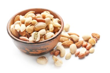 Kase beyaz arka plan üzerinde farklı fındık