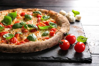 Kayrak plaka üzerinde lezzetli pizza