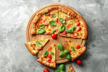 Kurulu ile dilim lezzetli pizza Margherita gri arka plan üzerinde