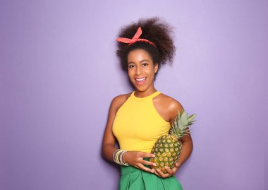 Renkli ananaslı güzel Afro-Amerikalı kadın.
