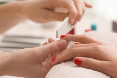 Genç kadın güzellik salonunda, portre profesyonel manikür Başlarken