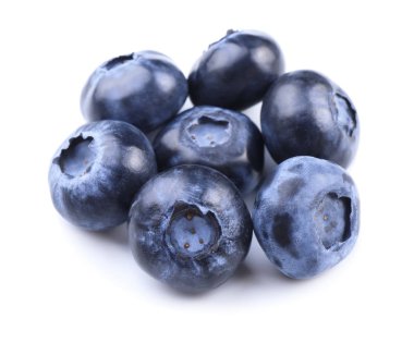 Beyaz arka plan üzerinde olgunlaşmış yaban mersini