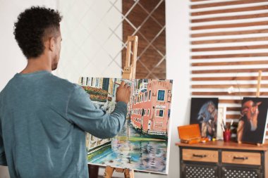 Genç Afro-Amerikan sanatçı resim resim evde