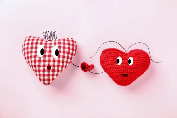 Romantik kompozisyon renk arka plan üzerinde kumaş yürekleri. Sevgililer günü kutlama — Stok fotoğraf