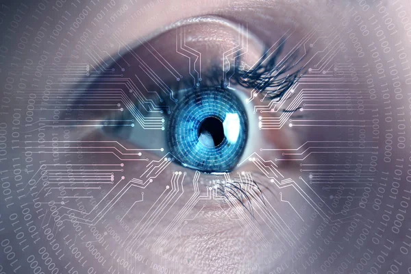 Kadın hacker ile tarama, closeup Iris. Dijital suç kavramı