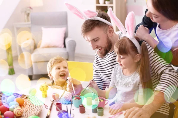 Aile tablo Easter eggs masada birlikte — Stok fotoğraf