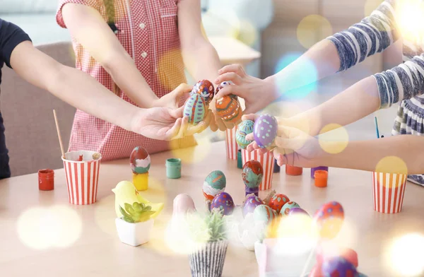 Boyalı Paskalya yumurtaları evde küçük çocukla — Stok fotoğraf
