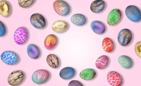 Quadro feito de belos ovos de Páscoa no fundo rosa — Fotografia de Stock