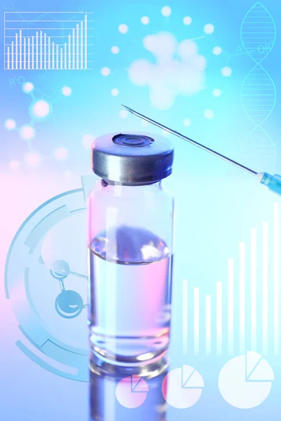 Ampull med vaccin och spruta på färgbakgrund — Stockfoto