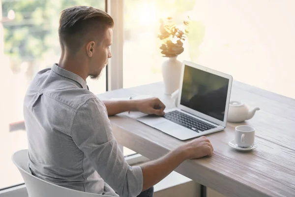 Gutaussehende Freiberuflerin arbeitet am Laptop im Café — Stockfoto