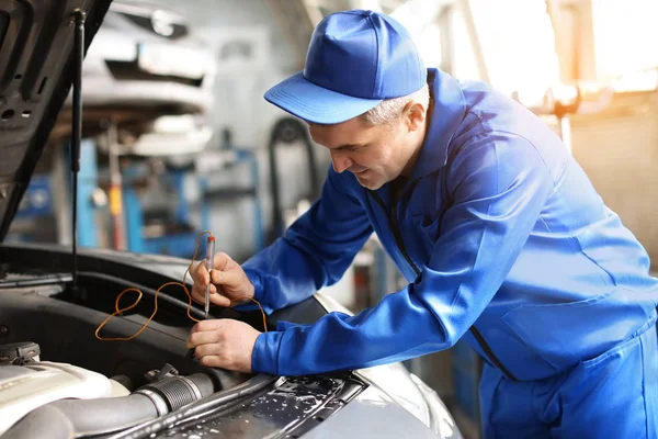 Manliga mekaniker att undersöka bil i servicecenter — Stockfoto
