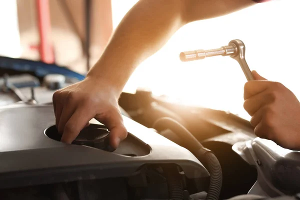 Giovane meccanico auto riparazione auto nel centro di assistenza — Foto Stock