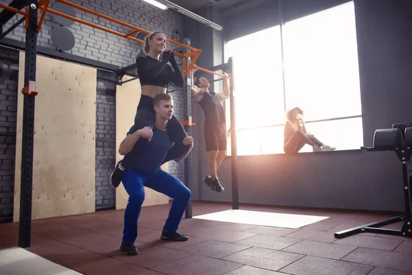 Young sporty couple training together in gym — Stock Photo, Image