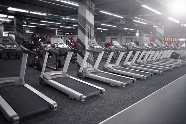 Equipamentos modernos em novo ginásio — Fotografia de Stock