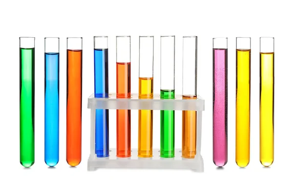 Лабораторные пробирки с цветными пробами на белом фоне — стоковое фото