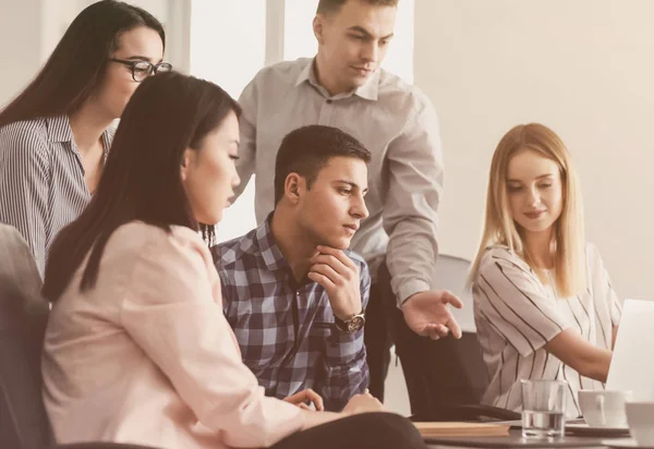 Ungdomar med affärsmöte i office — Stockfoto