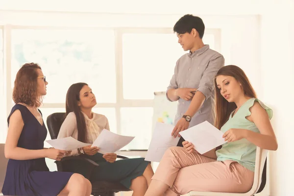 Jóvenes que tienen una reunión de negocios en la oficina — Foto de Stock