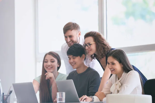 Jóvenes que tienen una reunión de negocios en la oficina — Foto de Stock