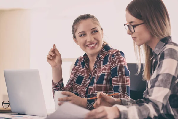 Jóvenes que tienen una reunión de negocios en la oficina — Foto de Stock