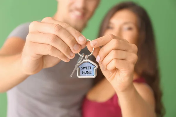 Glückliches junges Paar mit Schlüssel aus dem neuen Haus, Nahaufnahme — Stockfoto