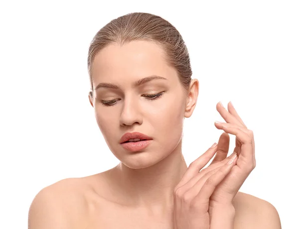 Hermosa joven con maquillaje natural sobre fondo blanco —  Fotos de Stock