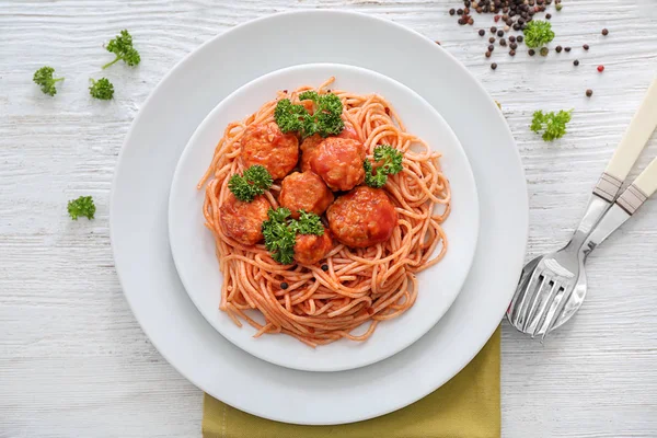 Piatto con spaghetti e polpette sul tavolo. Deliziose ricette di pasta — Foto Stock