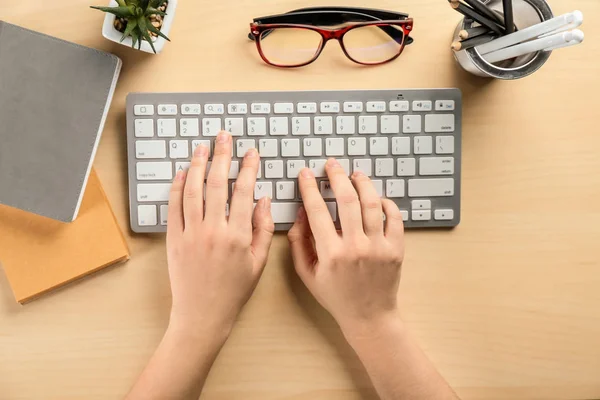 Mulher usando computador na mesa, deitado plano. Composição do local de trabalho — Fotografia de Stock