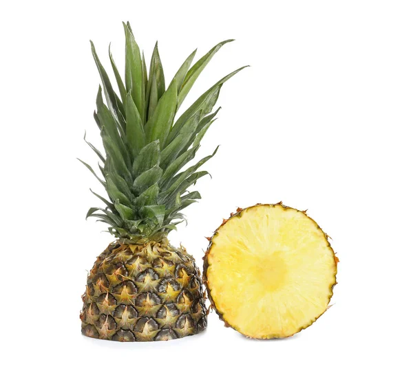 Vágott érett ananász, fehér háttér — Stock Fotó