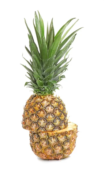 Skär mogen ananas på vit bakgrund — Stockfoto