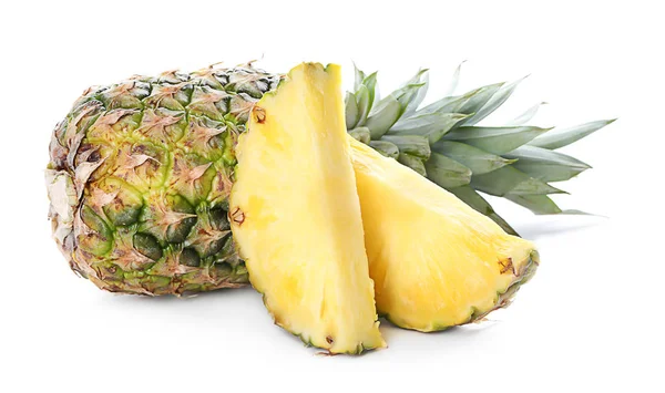 Ripe pineapple with slices on white background — Stock Photo, Image