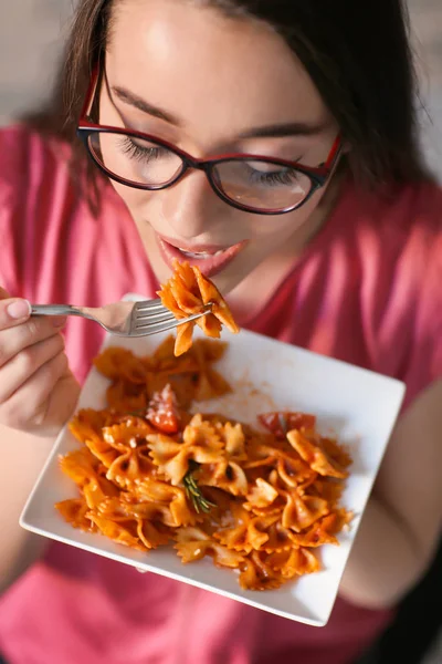 Ung kvinna äta läckra pasta, närbild — Stockfoto