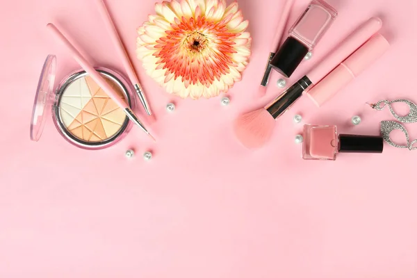 Flache Komposition mit dekorativer Kosmetik auf farbigem Hintergrund — Stockfoto