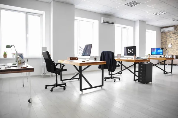 Office interiör med bord och fåtöljer. Arbetsplatsens utformning — Stockfoto