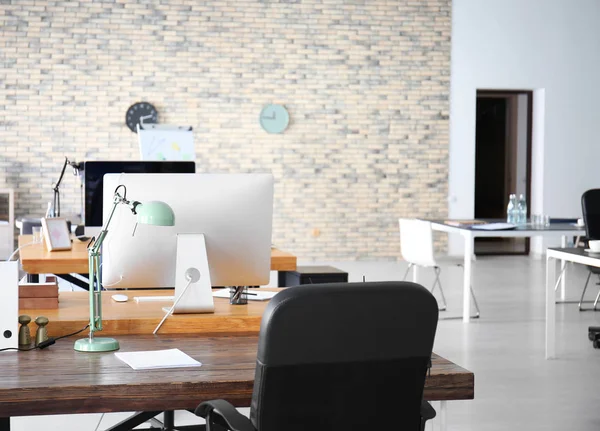 Interior de oficina con mesas y sillones. Diseño del lugar de trabajo — Foto de Stock