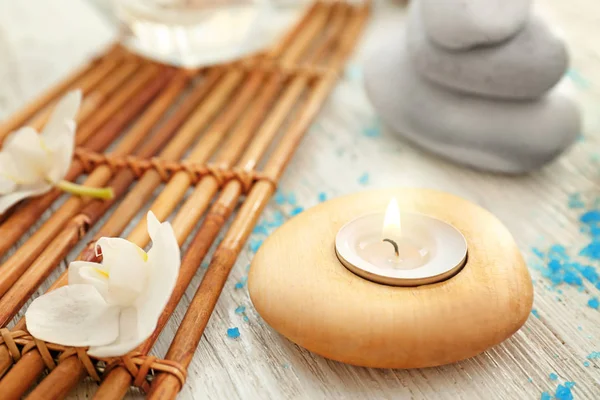 Vela ardiente para aromaterapia en mesa de madera —  Fotos de Stock