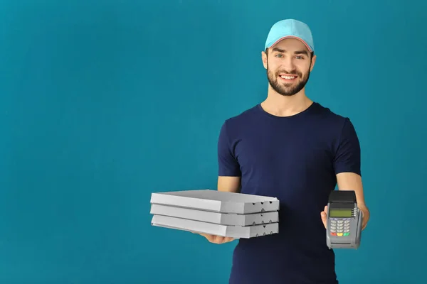 Entrega homem com caixas de pizza de papelão e terminal de pagamento em fundo de cor — Fotografia de Stock