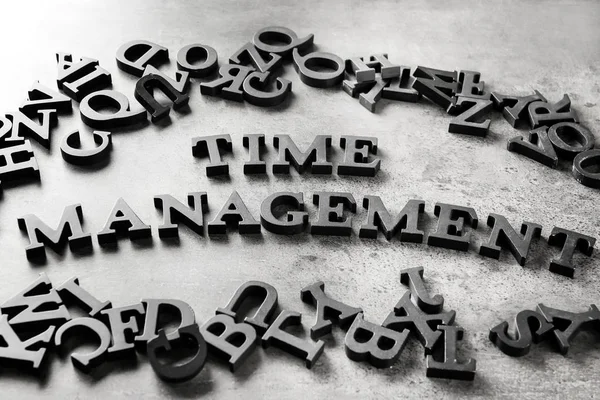 Zarządzanie czasem frazy składające się z liter na szarym tle — Zdjęcie stockowe