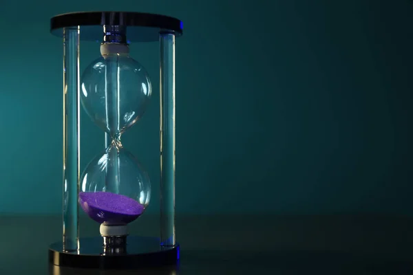 Crystal timglaset på färgbakgrund. Time management koncept — Stockfoto