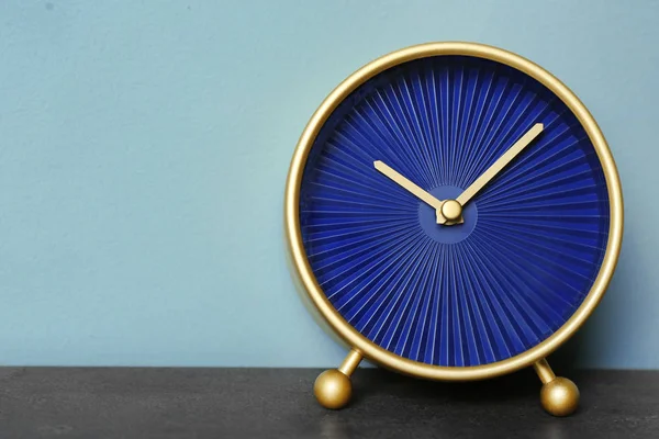 Reloj despertador en la mesa. Concepto de gestión del tiempo — Foto de Stock