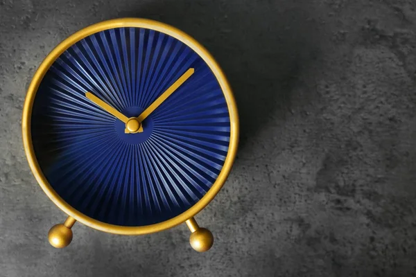 회색 질감된 배경에 알람 시계입니다. 시간 관리 개념 — 스톡 사진