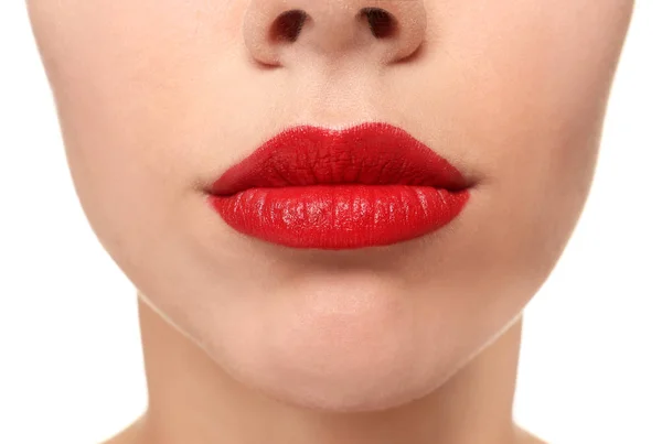 하얀 배경에 밝은 립스틱을 바르고 있는 아름다운 젊은 여성 이 응고되어 있다 — 스톡 사진