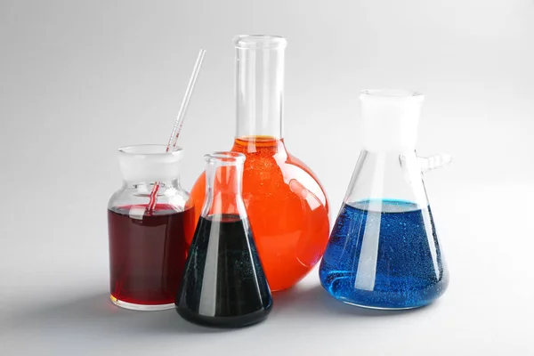 Vetreria chimica con liquidi colorati su sfondo chiaro — Foto Stock