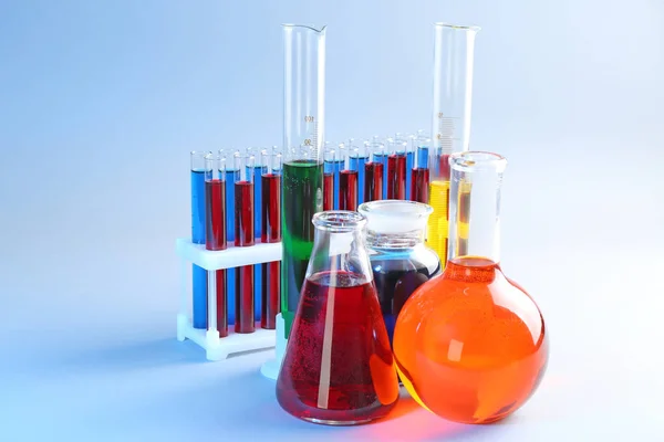 Vetreria chimica con diversi liquidi su sfondo colore — Foto Stock