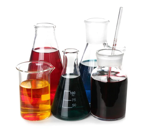 Wyroby ze szkła chemiko z płynami kolorowy na białym tle — Zdjęcie stockowe