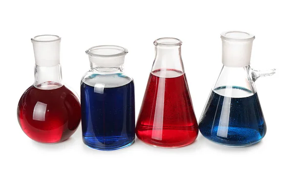 Wyroby ze szkła chemiko z płynami kolorowy na białym tle — Zdjęcie stockowe