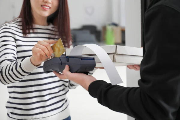 젊은 여자 실내 신용 카드 결제 은행 터미널을 사용 하 여. 음식 배달 서비스 — 스톡 사진