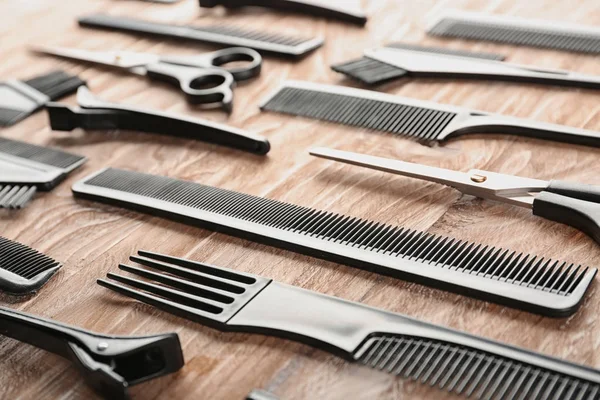 Profesjonalny salon fryzjerski narzędzia na podłoże drewniane, zbliżenie — Zdjęcie stockowe
