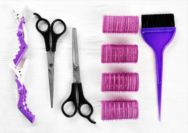 Flache Lagekomposition mit einer Reihe von Friseurwerkzeugen auf hellem Hintergrund — Stockfoto