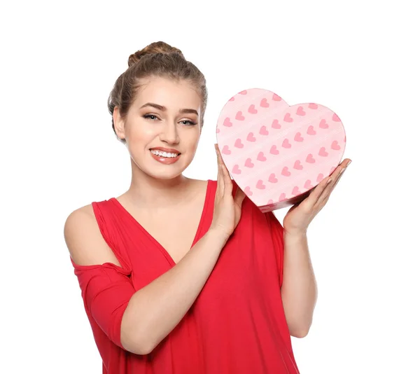 Hermosa mujer joven con caja de regalo sobre fondo blanco — Foto de Stock