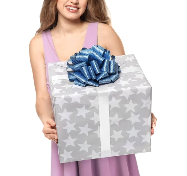 Hermosa mujer joven con caja de regalo grande sobre fondo blanco — Foto de Stock
